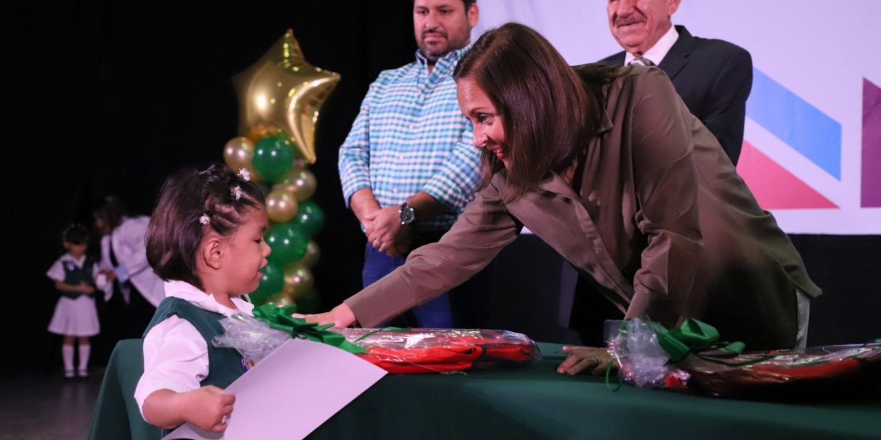 RECIBEN CONSTANCIAS NIÑOS RECIÉN GRADUADOS.