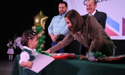 RECIBEN CONSTANCIAS NIÑOS RECIÉN GRADUADOS.