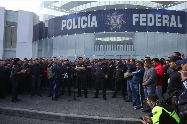 POLICÍA FEDERAL INVITA A FELIPE CALDERÓN A QUE LOS REPRESENTE