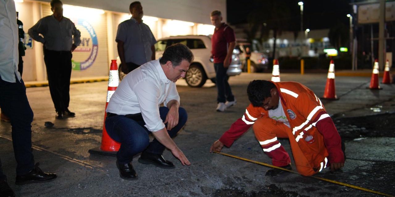 ADRIÁN SE ENCARGA DE SUPERVISAR TRABAJOS DE BACHEO