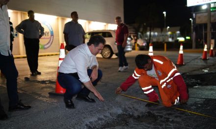 ADRIÁN SE ENCARGA DE SUPERVISAR TRABAJOS DE BACHEO