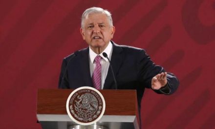 RECLAMAN A LÓPEZ OBRADOR A LAS AFUERAS DEL HOTEL