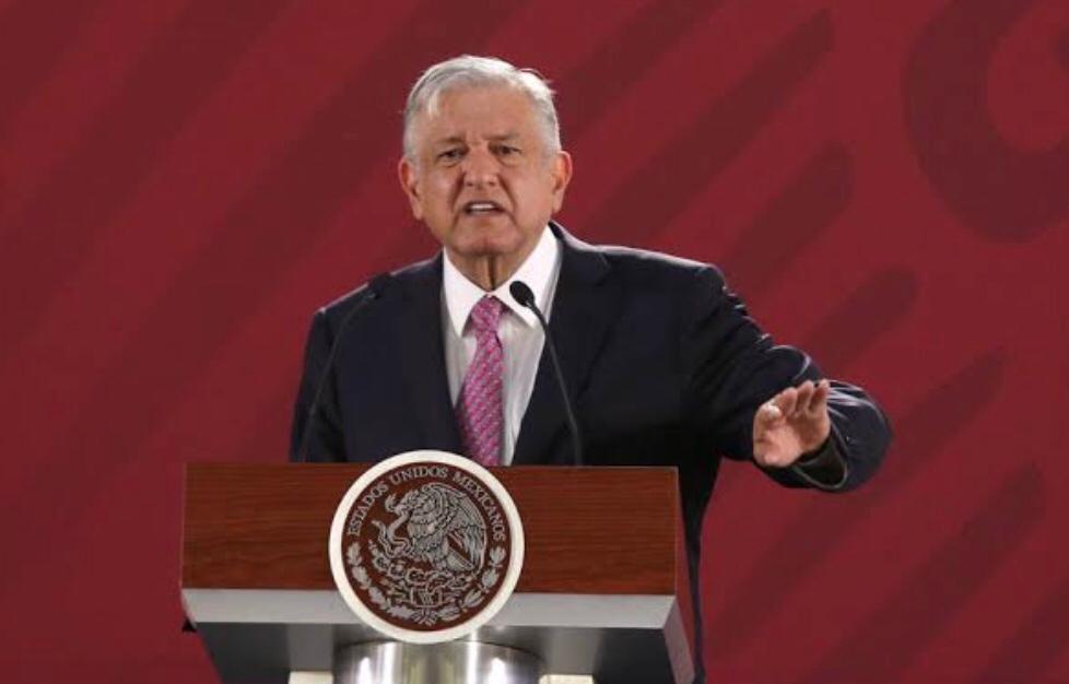 RECLAMAN A LÓPEZ OBRADOR A LAS AFUERAS DEL HOTEL