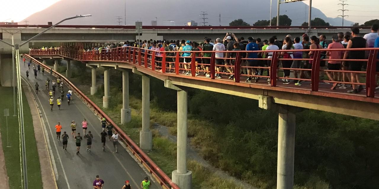 HACEN CORREDORES ENTRENAMIENTO, PREVIO A LA CARRERA POWERADE MONTERREY 2019.