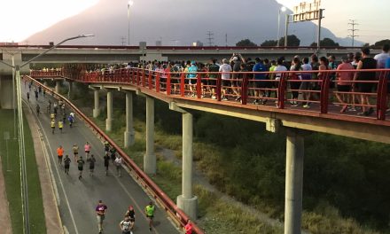 HACEN CORREDORES ENTRENAMIENTO, PREVIO A LA CARRERA POWERADE MONTERREY 2019.