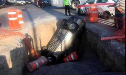 CARRO CAE EN ZANJA EN ESCOBEDO