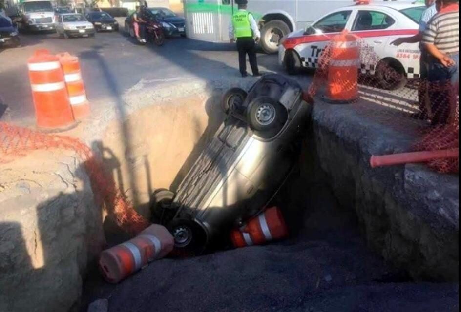 CARRO CAE EN ZANJA EN ESCOBEDO