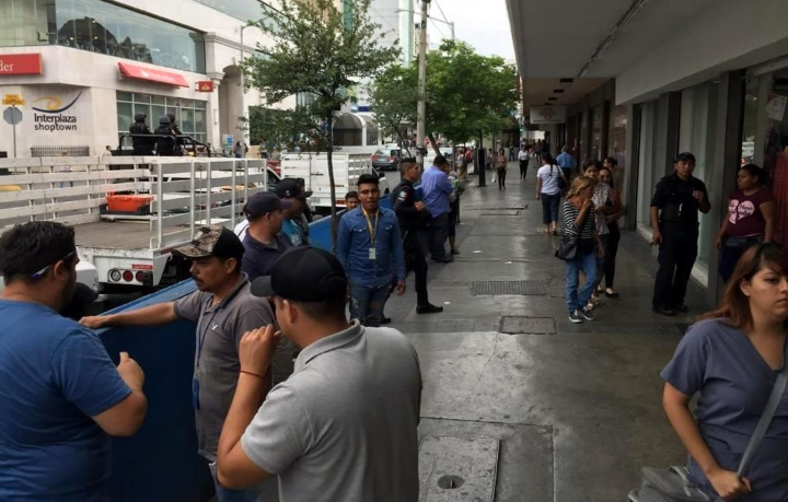 QUITAN PUESTOS AMBULANTES EN EL CENTRO DE MONTERREY