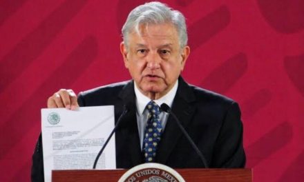 LÓPEZ OBRADOR FIRMA DOCUMENTO EN CONTRA DE LA REELECCIÓN