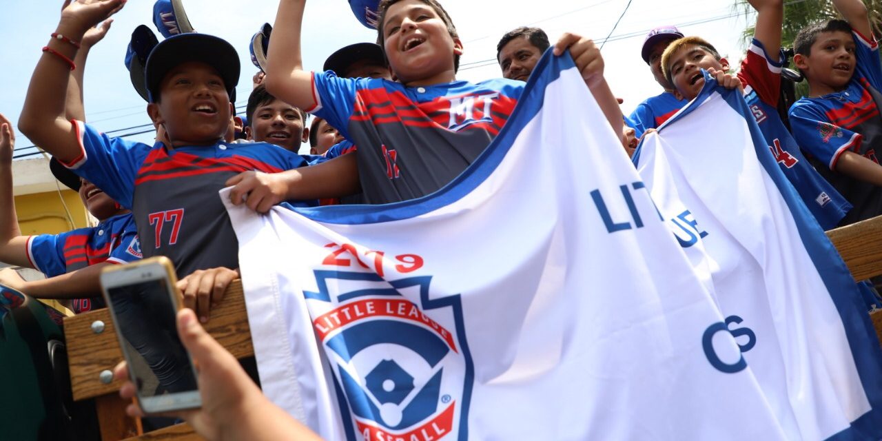 CRISTINA DÍAZ FELICITA A BEISBOLISTAS CAMPEONES DE PEQUEÑAS LIGAS