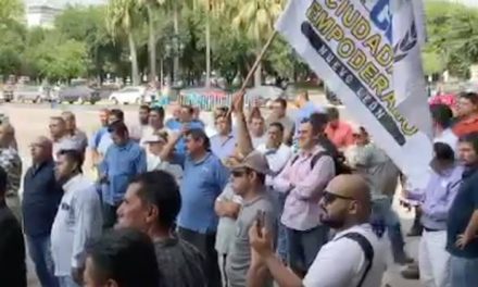 HACEN PROTESTA PIDIENDO LA DESTITUCIÓN DE NOÉ CHÁVEZ.