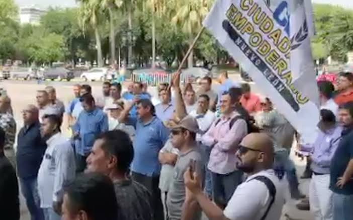 HACEN PROTESTA PIDIENDO LA DESTITUCIÓN DE NOÉ CHÁVEZ.