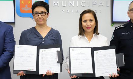 CRISTINA FIRMA CONVENIO PARA CERTIFICACIÓN POLICIAL