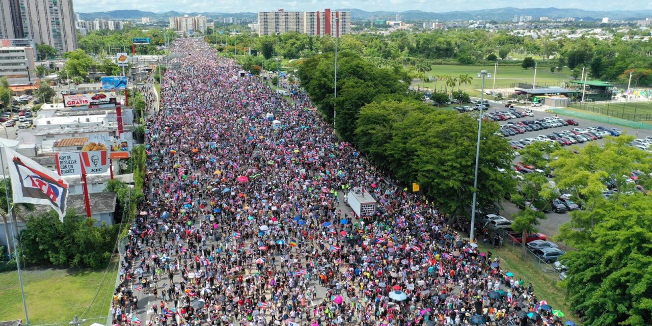 PUERTORRIQUEÑOS EXIGEN RENUNCIA DE ROSSELLÓ