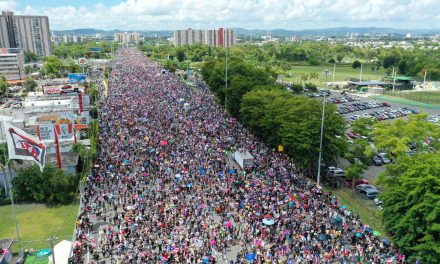 PUERTORRIQUEÑOS EXIGEN RENUNCIA DE ROSSELLÓ