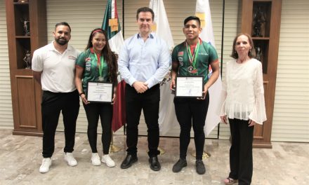 ADRIAN DE LA GARZA RECONOCE A LOS CAMPEONES MUNDIALES DE STREET SOCCER