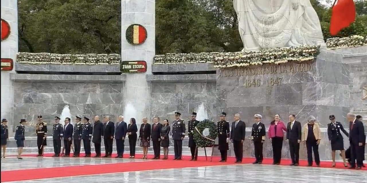 CELEBRA LÓPEZ OBRADOR GUARDIA DE HONOR