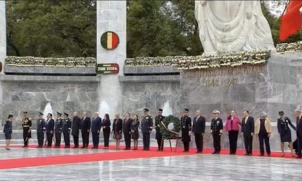 CELEBRA LÓPEZ OBRADOR GUARDIA DE HONOR