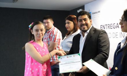 ENTREGA GUADALUPE CONSTANCIAS DE IDIOMA INGLÉS A JÓVENES