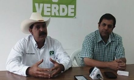 BIGOTON QUE GOBIERNA CADEREYTA Y TESORERO JUAN BAUTISTA GONZALEZ FRANCO TRAICIONAN A SU PARTIDO ENTREGÁNDOSE A LOS BRAZOS DEL PAN A CAMBIO DE NEGOCIO DE LUMINARIAS