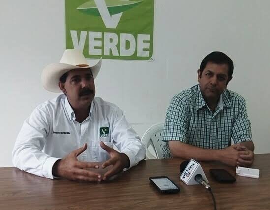 BIGOTON QUE GOBIERNA CADEREYTA Y TESORERO JUAN BAUTISTA GONZALEZ FRANCO TRAICIONAN A SU PARTIDO ENTREGÁNDOSE A LOS BRAZOS DEL PAN A CAMBIO DE NEGOCIO DE LUMINARIAS