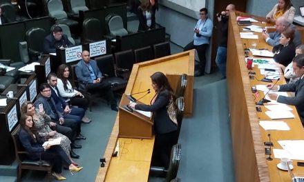 ENTREGAN DIPUTADOS RECONOCIMIENTO A PAOLA LONGORIA