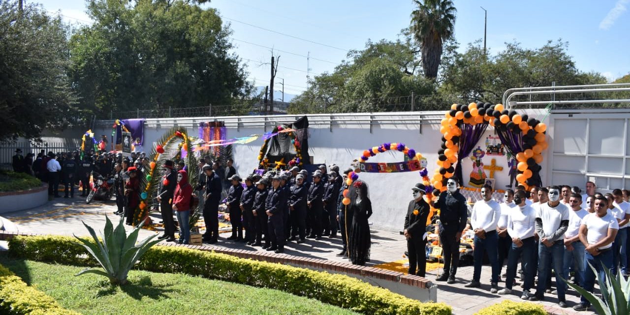 TIENE POLICÍA REGIA SU ALTAR DE MUERTOS