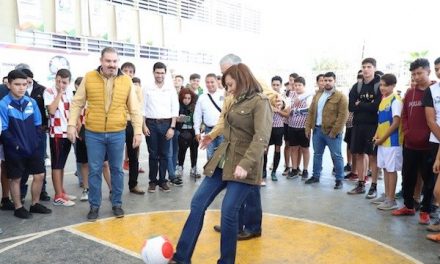 LLEVAN VALORES A LA CIUDAD CON RETAS POR LA PAZ