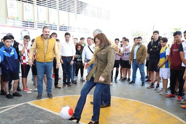 LLEVAN VALORES A LA CIUDAD CON RETAS POR LA PAZ