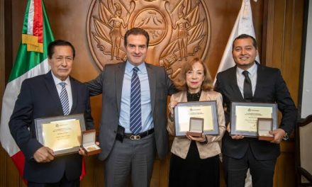 AL MAESTRO CON CARIÑO, AYUNTAMIENTO DE MONTERREY QUE ENCABEZA ADRIÁN DE LA GARZA RECONOCE LABOR DOCENTE