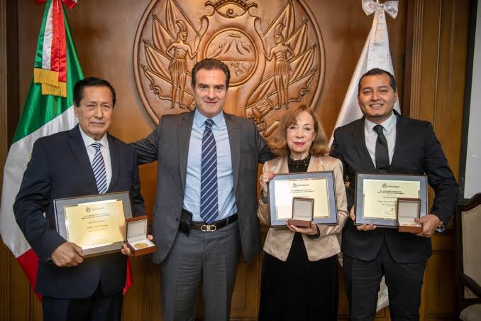 AL MAESTRO CON CARIÑO, AYUNTAMIENTO DE MONTERREY QUE ENCABEZA ADRIÁN DE LA GARZA RECONOCE LABOR DOCENTE