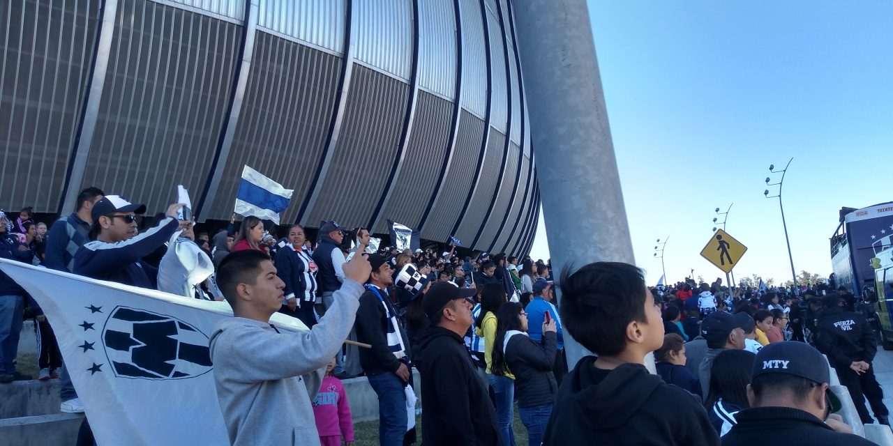 ENTRE CÁNTICOS, GRITOS Y PORRAS EL MONTERREY CELEBRA SU TITULO CON SU AFICIÓN