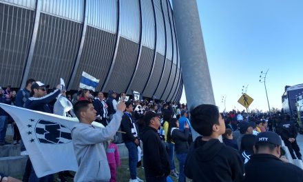 ENTRE CÁNTICOS, GRITOS Y PORRAS EL MONTERREY CELEBRA SU TITULO CON SU AFICIÓN