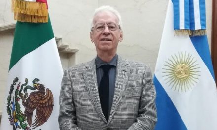 Renuncia embajador acusado de robar libro en Argentina