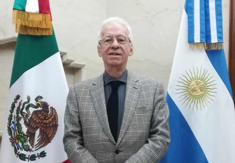 Renuncia embajador acusado de robar libro en Argentina