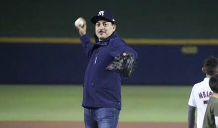 LANZA LA PRIMERA BOLA LUIS HERNÁNDEZ DE LOS TIGRES DEL NORTE EN JUEGO DE SULTANES