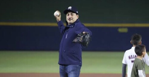 LANZA LA PRIMERA BOLA LUIS HERNÁNDEZ DE LOS TIGRES DEL NORTE EN JUEGO DE SULTANES