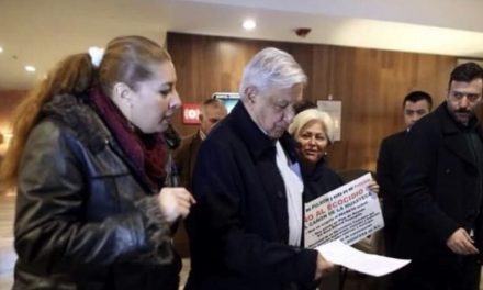 EN SANTA CATARINA ILIANA REYNA JAMÁS SE CANSA DE LUCHAR POR UNA Y OTRA CAUSA, AMLO LA RECIBE Y FIRMA CARTA PARA PROTEGER LA HUASTECA