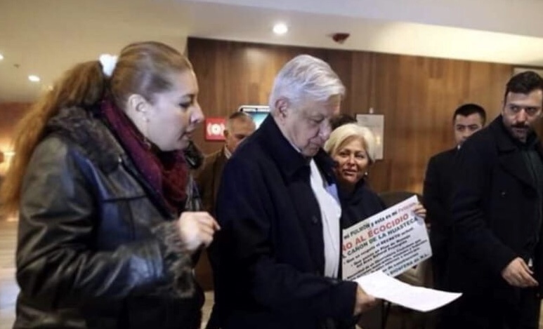 EN SANTA CATARINA ILIANA REYNA JAMÁS SE CANSA DE LUCHAR POR UNA Y OTRA CAUSA, AMLO LA RECIBE Y FIRMA CARTA PARA PROTEGER LA HUASTECA