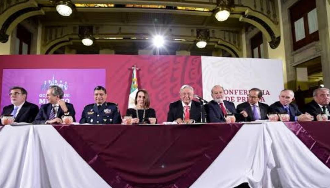 LLEGAN CON AMLO PARA EL PASE DE LISTA Y SE MOCHAN CON SU CACHITO PRESIDENCIAL