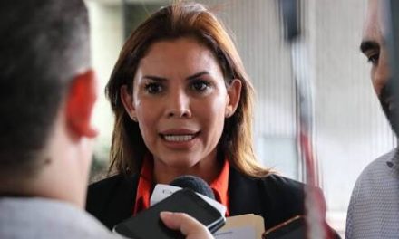 KARINA BARRÓN EXIGE TRATO IGUALITARIO EN FÚTBOL, CUANDO EN SU PARTIDO LA NINGUNEAN CONTRA LUIS DONALDO COLOSIO EN MONTERREY, NO ASPIRA A COORDINAR BANCADA VS EL MISMO COLOSIO Y OBEDECE LÍNEA PRIANISTA EN PARIDAD