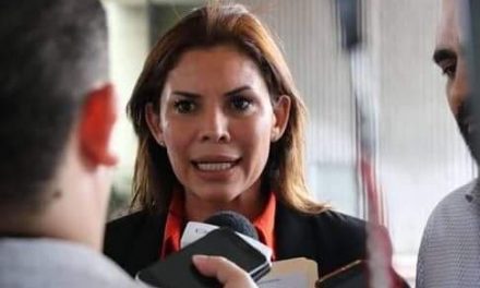 KARINA BARRÓN EXIGE TRATO IGUALITARIO EN FÚTBOL, CUANDO EN SU PARTIDO LA NINGUNEAN CONTRA COLOSIO EN MONTERREY, NO ASPIRA A COORDINAR BANCADA VS EL MISMO COLOSIO Y OBEDECE LÍNEA PRIANISTA EN PARIDAD