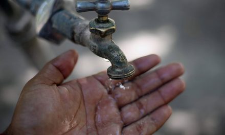 A BAÑARNOS CON POCA AGUA, SE VIENEN LOS RECORTES EN EL SERVICIO