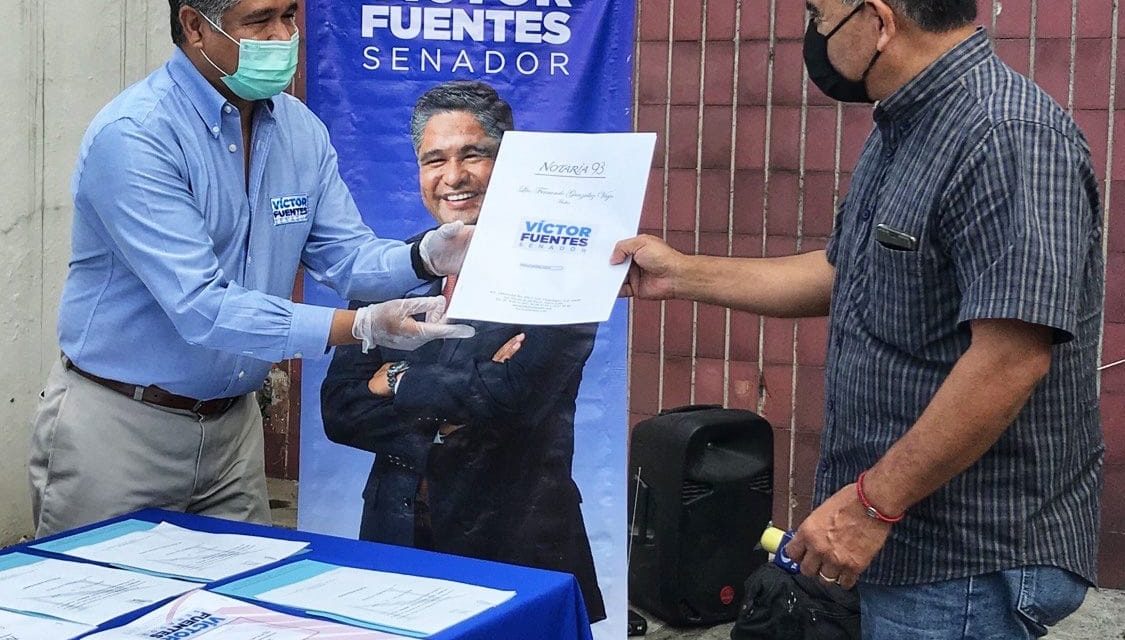 VÍCTOR FUENTES, SE VISTE DE SUPER PAPÁ Y HACE ENTREGA DE TESTAMENTOS A LOS PADRES DE FAMILIA EN SU DÍA.