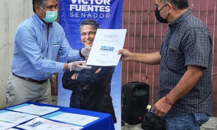 VÍCTOR FUENTES, SE VISTE DE SUPER PAPÁ Y HACE ENTREGA DE TESTAMENTOS A LOS PADRES DE FAMILIA EN SU DÍA.