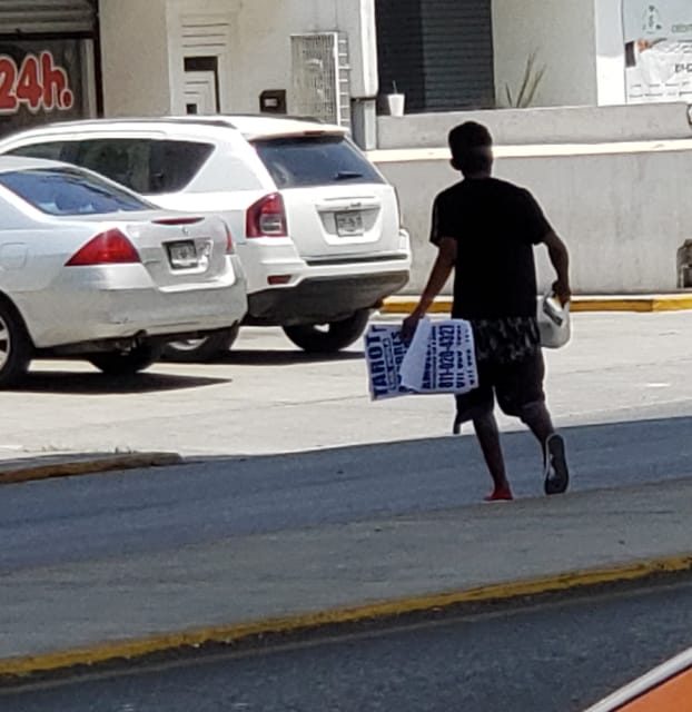 DETIENEN A UN HOMBRE PORPEGAR PUBLICIDAD EN LA VÍA PÚBLICA, ACTO QUE NO ES PERMITIDO EN EL MUNICIPIO BAJO EL REGLAMENTO DE LIMPIA