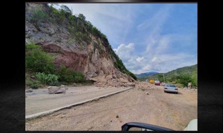 SISMO EN OAXACA PROVOCA DESLAVE EN CARRETERA.