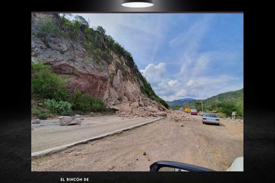 SISMO EN OAXACA PROVOCA DESLAVE EN CARRETERA.