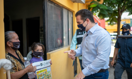 ADRIAN DE LA GARZA CONTINÚA REPARTIENDO TARJETAS DE APOYO A LOS REGIOMONTANOS