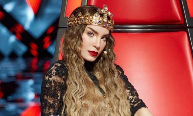 BELINDA SE ARRODILLA POR CONCURSANTE DE “LA VOZ”